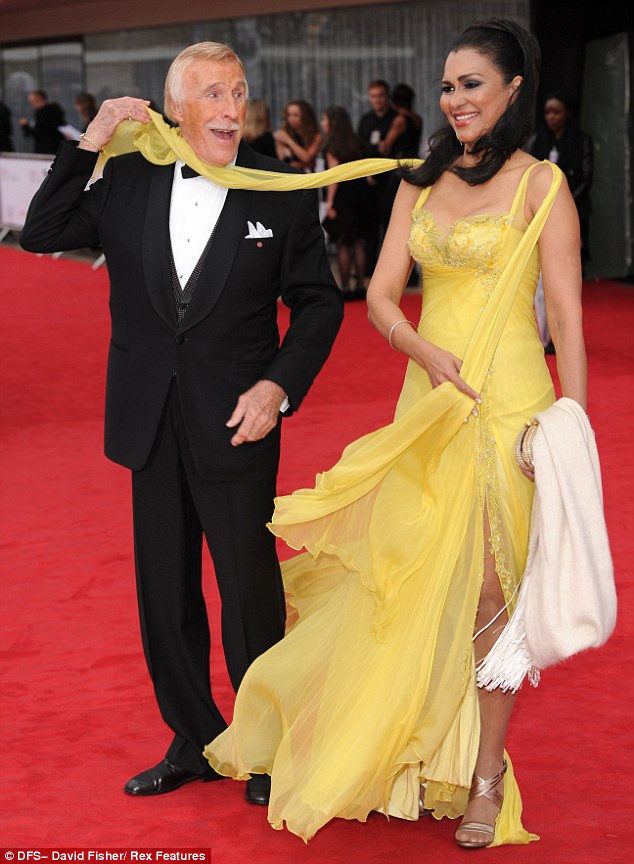 Nhưng MC này đã tỏ ra rất thích thú và còn trêu đùa thêm với vợ của mình