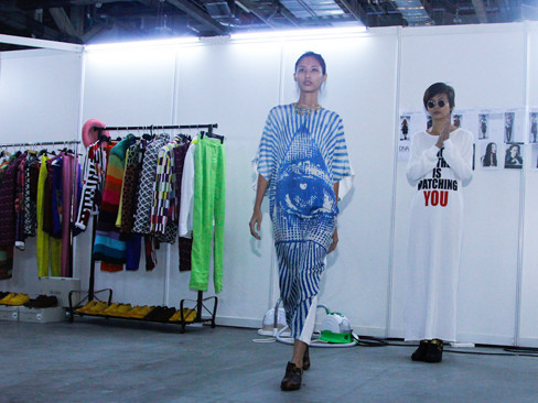 Thay vì đi cao gót, họ được yêu cầu mang giày đế bệt của nhà thiết kế