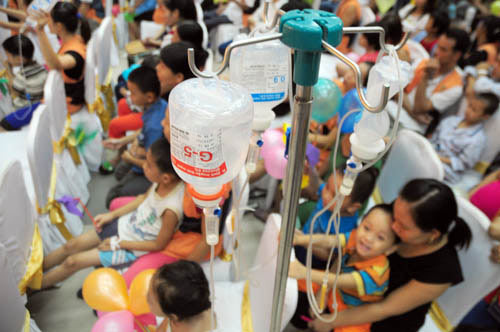 Không chỉ phải truyền máu, các em nhỏ còn phải truyền đủ các loại thuốc khác để hỗ trợ sức đề kháng