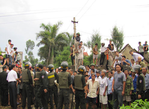 Cảnh sát cơ động mở đường để lực lượng bên trong khiêng tên trộm ra xe ô tô