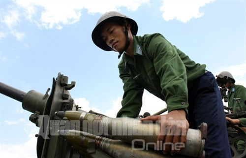 Chiến sĩ pháo cao xạ Trung đoàn 280 (Sư đoàn 361, Quân chủng PK-KQ) luyện tập đánh địch đột nhập đường không