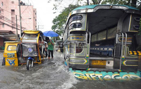 Trước khi vào Việt Nam, bão Sơn Tinh đã tàn phá Miền Trung Philippines (Ảnh: BTA)
