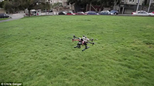 Ngoài ra, Jason Muscat còn lắp đặt thêm một máy ảnh 5D Mask II ở gần đó để có thể quay lại cả hình ảnh của chiếc trực thăng