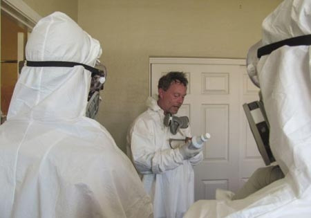 Nghề dọn dẹp hiện trường đầy thách thức nhưng được trả hậu hĩnh. Ảnh: Barcroft Media