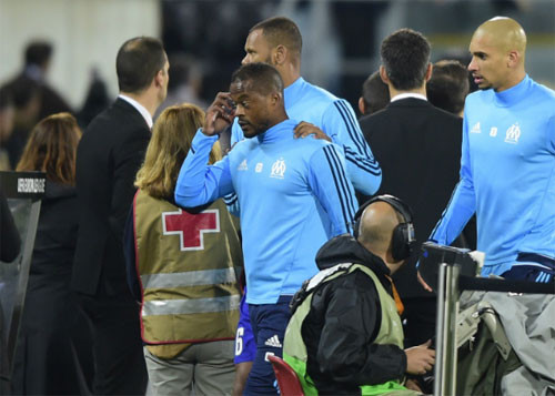 Evra nhận thẻ đỏ do đạp CĐV, khi trận đấu chưa diễn ra ảnh 1