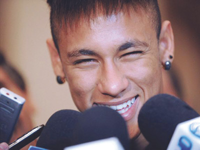 Nụ cười của Neymar sau khi được Santos cho phép ra đi. Ảnh: Goal