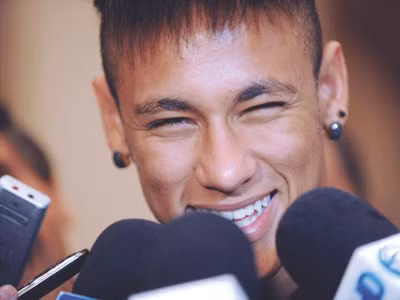 Nụ cười của Neymar sau khi được Santos cho phép ra đi. Ảnh: Goal. Nụ cười của Neymar sau khi được Santos cho phép ra đi. Ảnh: Goal