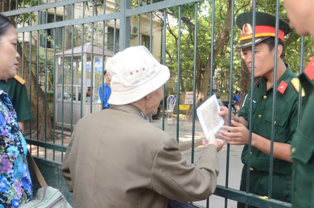 Cụ gửi mảnh giấy cho anh cảnh vệ mang vào nhà Đại tướng