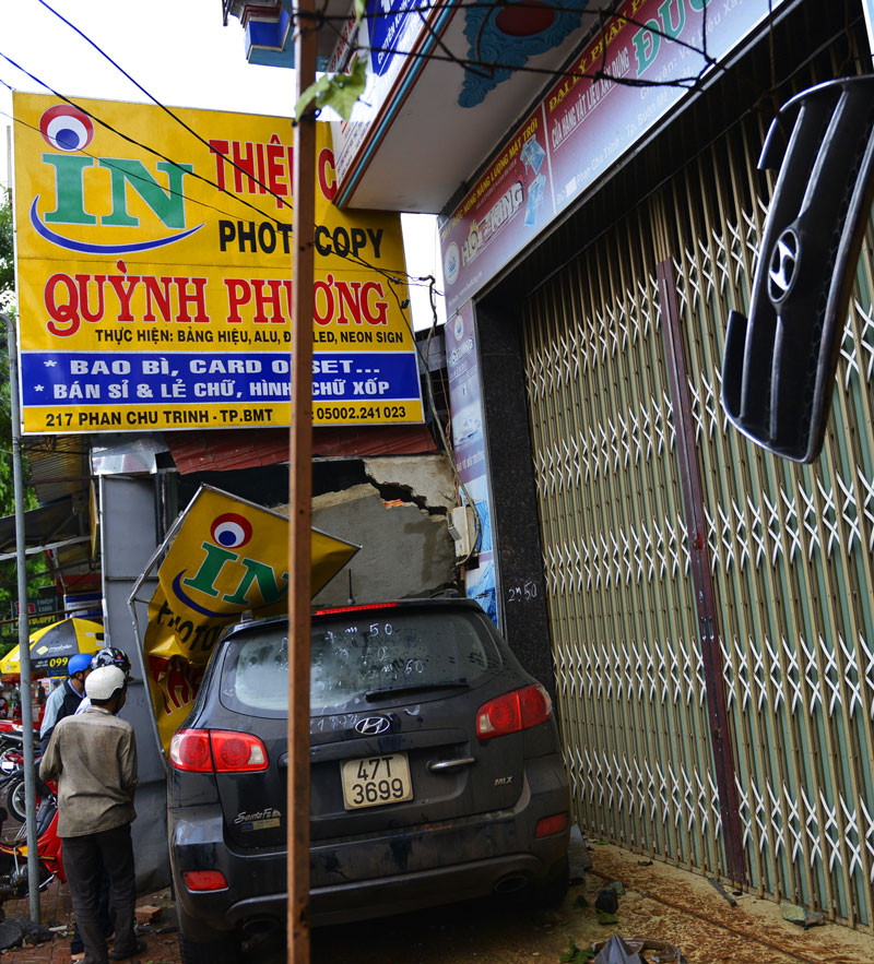 Nhiều phần vỏ xe treo lủng lẳng quanh chỗ xảy ra tai nạn. Nhiều phần vỏ xe treo lủng lẳng quanh chỗ xảy ra tai nạn