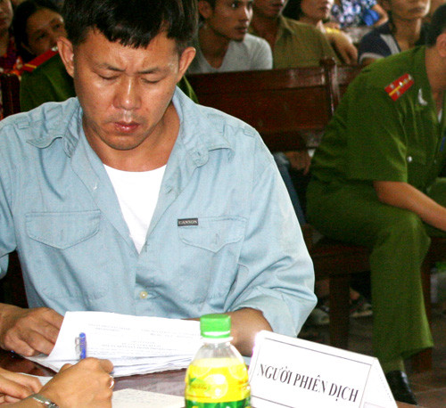 Nhiếp Thiếu Phong hầu tòa qua phiên dịch