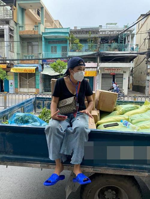 Trang phục đi làm thiện nguyện của chị Chanh