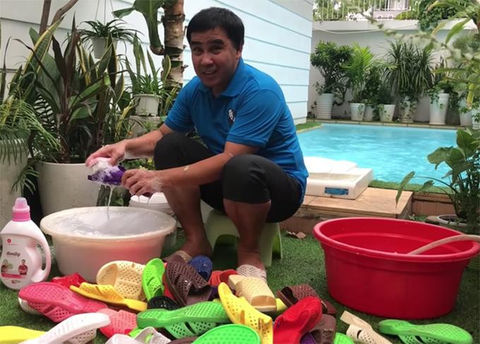 Nhà chả có gì ngoài dép