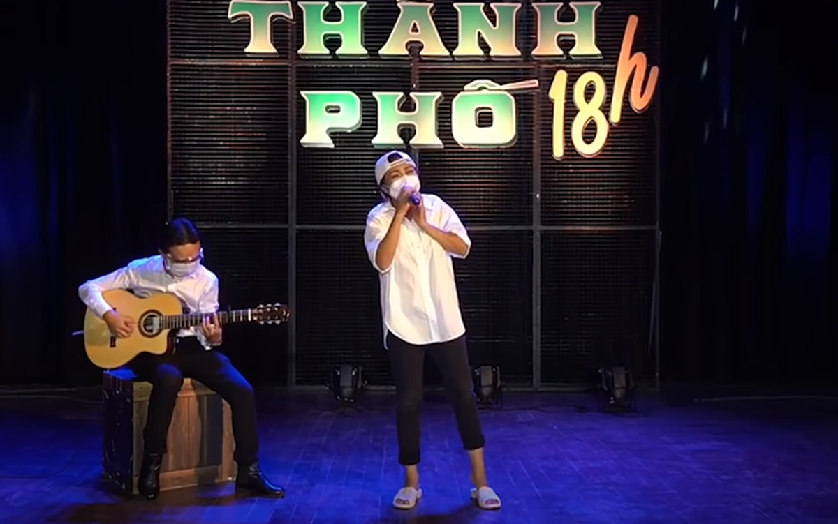 Phương Thanh mang dép tổ ong lên sân khấu