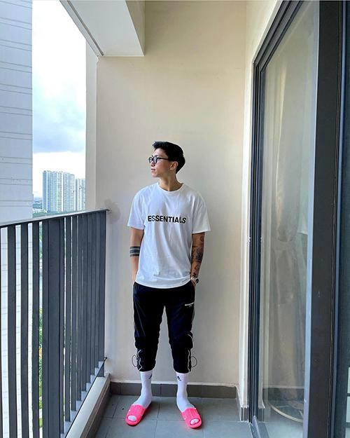 Dép tổ ong hồng của Đoàn Văn Hậu