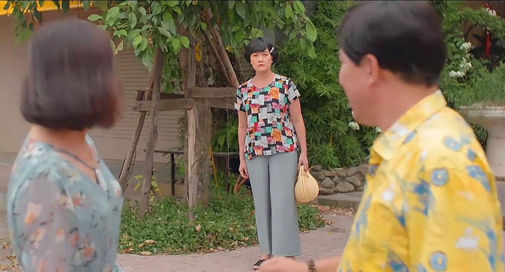 Cậu Tiến lờ lớ lơ Vân chủ trọ. Cậu Tiến lờ lớ lơ Vân chủ trọ.