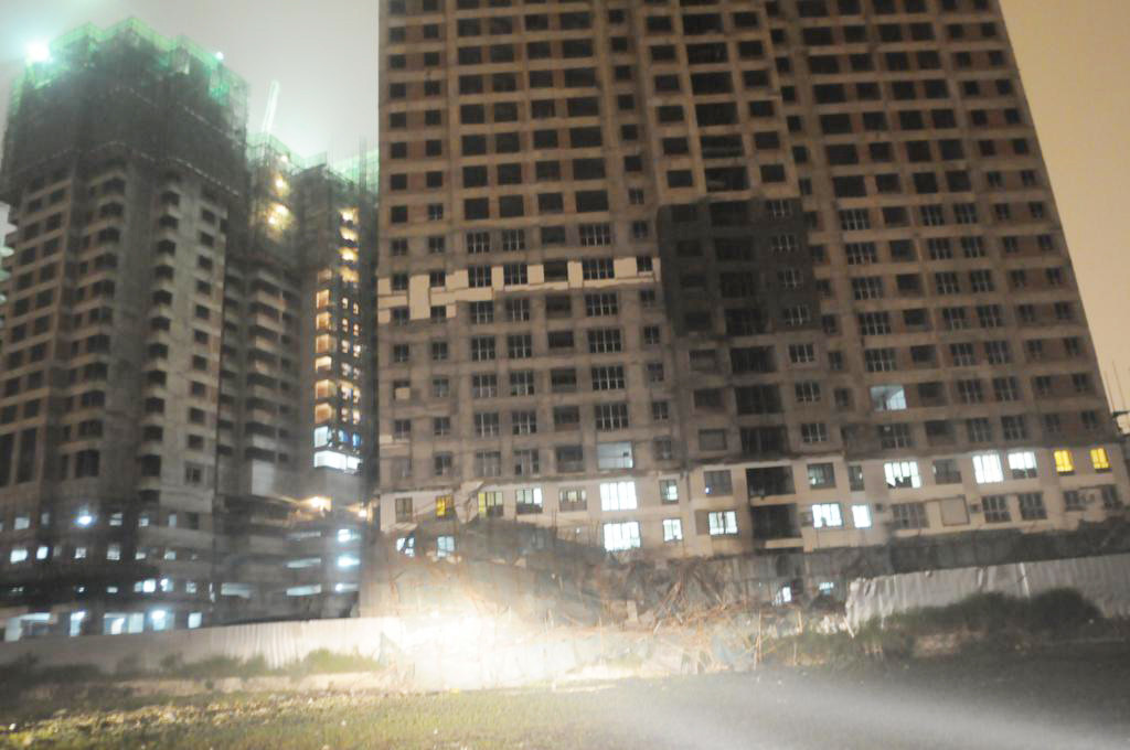 Bên ngoài công trường bị sập giàn giáo.