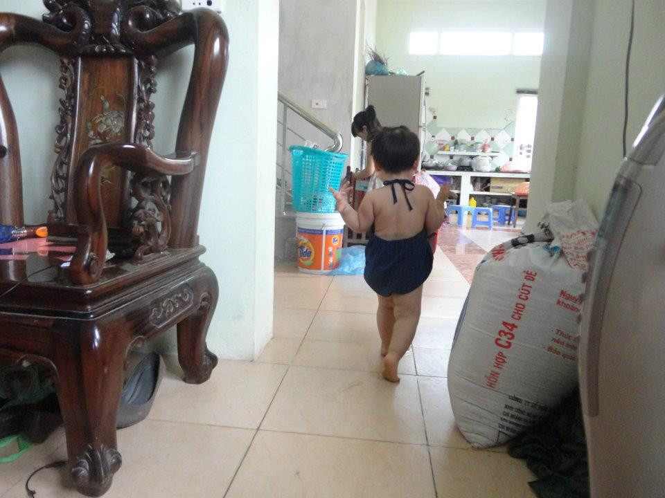 Mới mấy tháng trước thôi, Teddy trông y hệt một cu cậu ấy! Bây giờ thì Teddy cũng váy, cũng kẹp tóc, cũng "sexy" như ai!