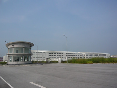 Nhà đầu tư Kenmark (Đài Loan) đã bỏ đi 2 năm nay (để lại món nợ khoảng 50 triệu USD vay của ngân hàng BIDV) nhưng tỉnh Hải Dương vẫn chưa biết xử lý khu nhà xưởng này ra sao, vì thiếu luật.	Ảnh P.C