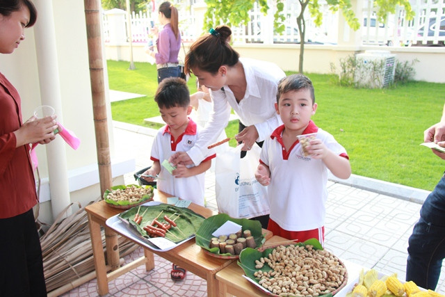 Bé được thưởng thức các món ngon như: chè, ngô, khoai luộc, cốm tại gian hàng “Ẩm thực quà quê” 