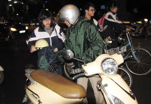 Một phụ huynh đón con gái trước cổng trường. 