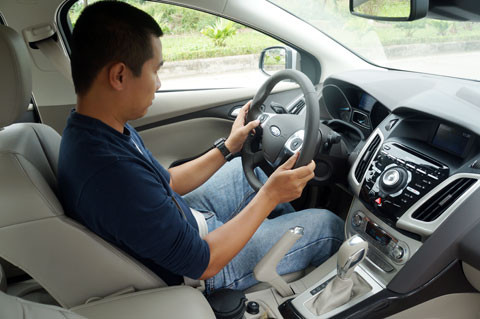 Nhà báo thử nghiệm Ford Focus mới tại nhà máy của Ford