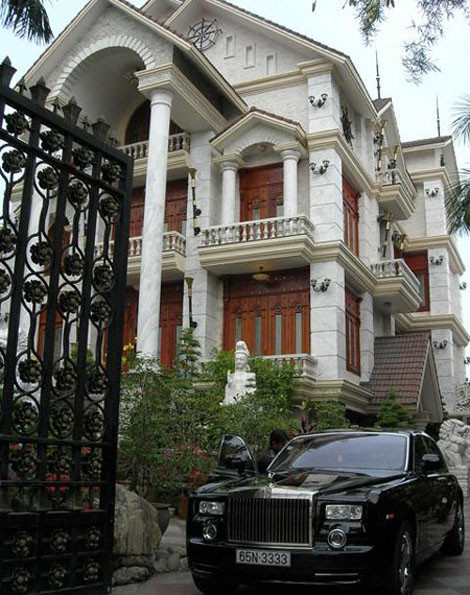 Biệt thự và siêu xe nhà đại gia Diệu Hiền