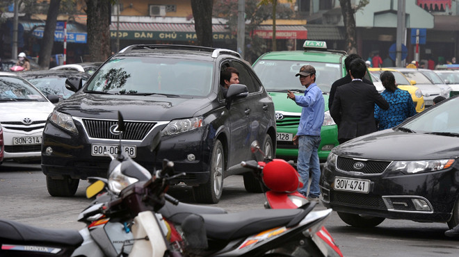 Bãi giữ ôtô Đinh Tiên Hoàng (Q.Hoàn Kiếm, Hà Nội). Theo Sở GTVT Hà Nội, các điểm giữ ôtô đã được UBND TP cho phép sau khi rà soát - Ảnh: NAM KHÁNH (Tuổi Trẻ)