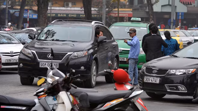 Bãi giữ ôtô Đinh Tiên Hoàng (Q.Hoàn Kiếm, Hà Nội). Theo Sở GTVT Hà Nội, các điểm giữ ôtô đã được UBND TP cho phép sau khi rà soát - Ảnh: NAM KHÁNH (Tuổi Trẻ)