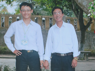 Phạm Hồng Bảy cùng thầy chủ nhiệm năm lớp 12. Phạm Hồng Bảy cùng thầy chủ nhiệm năm lớp 12