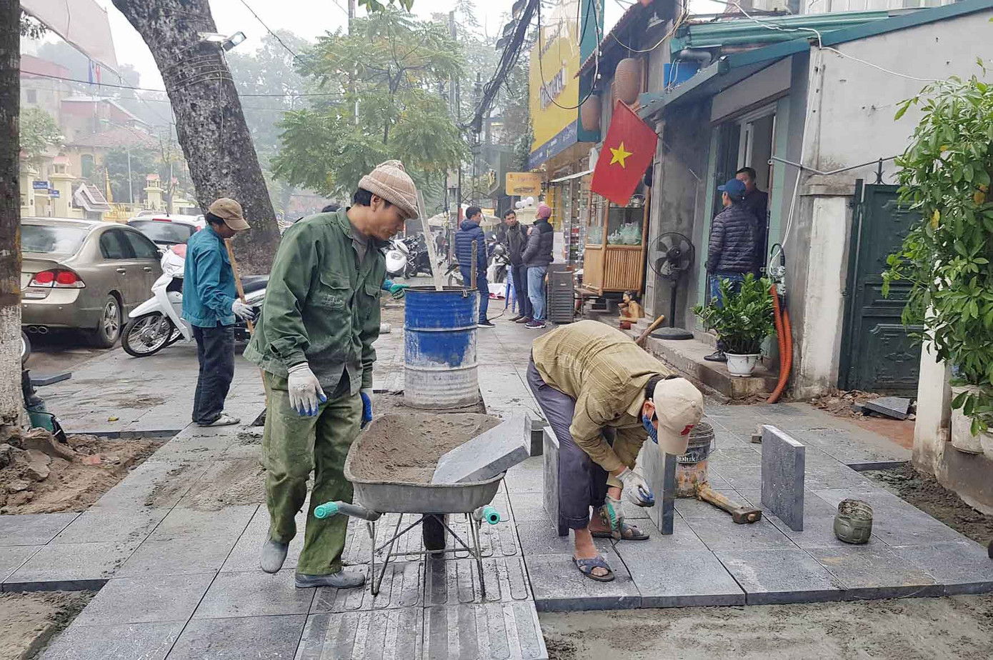 Cải tạo, chỉnh trang trên trăm tuyến phố Hà Nội: Lại lát đá vỉa hè ảnh 6
