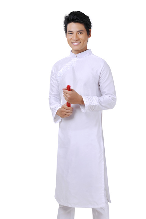 Mister Vietnam 2010 Lê Khôi Nguyên lịch lãm với áo dài trắng