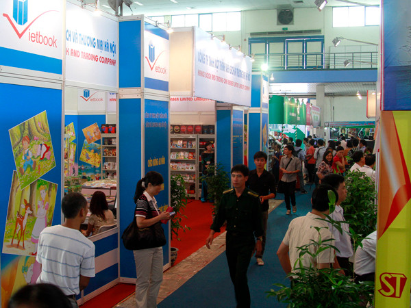 Khu vực hội chợ gồm 160 gian hàng của các đơn vị như công ty sách Tiền Phong, NXB Sự thật,...