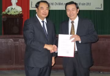 Phó Chánh án Thường trực TAND Tối cao Bùi Ngọc Hòa (trái) trao quyết định cho ông Trần Văn Châu. Phó Chánh án Thường trực TAND Tối cao Bùi Ngọc Hòa (trái) trao quyết định cho ông Trần Văn Châu