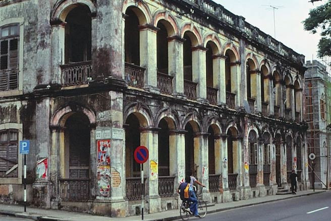 Macau mang trong mình hình ảnh của một thành phố thuộc Địa Trung Hải hơn là vùng đất của Trung Quốc, với nhà thờ Công giáo và những tiệm cà phê. Không những thế, nơi này còn mang dáng dấp của một thành phố bên vịnh Persian. Đây là tòa nhà Arquivo Historico đang được sửa chữa vào đầu thập niên 1980. Ảnh: Leroy W. Demery Jr./ SAI