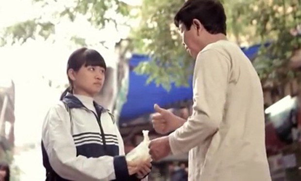 Cô con gái mặc cảm vì người bố bị câm. Cô con gái mặc cảm vì người bố bị câm