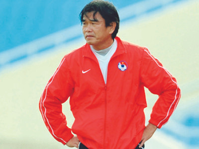 Hai HLV Mai Đức Chung và Phan Thanh Hùng sẵn sàng dẫn dắt các ĐT trong lúc chờ HLV trưởng ngoại 