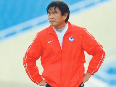 Cùng HLV Mai Đức Chung và Phan Thanh Hùng sẵn sàng dẫn dắt các ĐT trong lúc chờ HLV trưởng ngoại . Hai HLV Mai Đức Chung và Phan Thanh Hùng sẵn sàng dẫn dắt các ĐT trong lúc chờ HLV trưởng ngoại