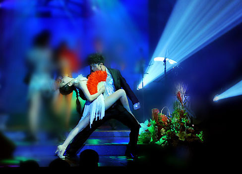 Vy Oanh cũng rất sexy trên sân khấu ca nhạc