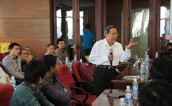 Thiếu tướng Lê Văn Cương góp ý với báo Tiền Phong. Ảnh: Trường Phong