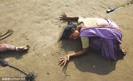 2004: Người phụ nữ ở bang Tamil Nadu, Ấn Độ khóc than trước xác người thân bị chết trong trận sóng thần