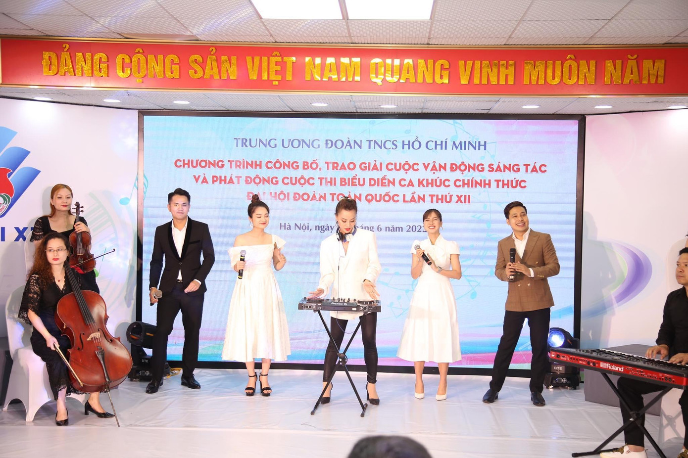 Biểu diễn ca khúc chính thức của Đại hội Đoàn XII tại lễ công bố trao giải