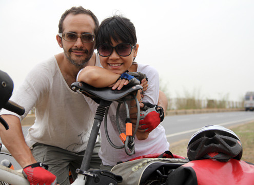 Sau đám cưới, vợ chồng Thùy Anh bắt đầu chuyến rong ruổi bằng xe đạp điện.. Sau đám cưới, vợ chồng Thùy Anh bắt đầu chuyến rong ruổi bằng xe đạp điện.