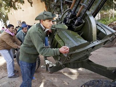 Tân binh của lực lượng đối lập đang tập sử dụng súng phòng không tại thành phố Benghazi. Ảnh: AP. Tân binh của lực lượng đối lập đang tập sử dụng súng phòng không tại thành phố Benghazi Ảnh: AP