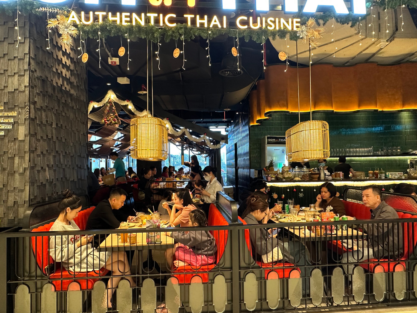 Nhà hàng kín bàn, yêu cầu khách phải đặt trước. Mới tới giờ ăn trưa nhưng một số nhà hàng đã ngưng nhận bàn cho khung giờ cao điểm tối. Nhân viên nhà hàng cho biết, nếu khách chưa đặt bàn thành công, thì phải sau 20h30, nhà hàng mới có thể phục vụ.