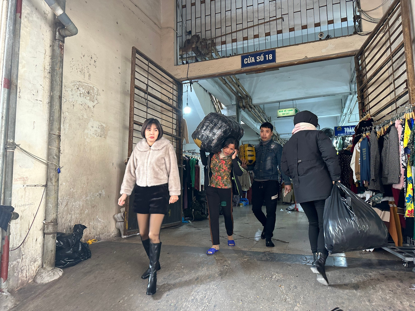 Phu hàng tại chợ Đồng Xuân bận rộn hơn vào dịp cuối năm. Tuy nhiên công việc đã ít đã đáng kể, khiến lượng người còn bám trụ lại chợ giảm đi.