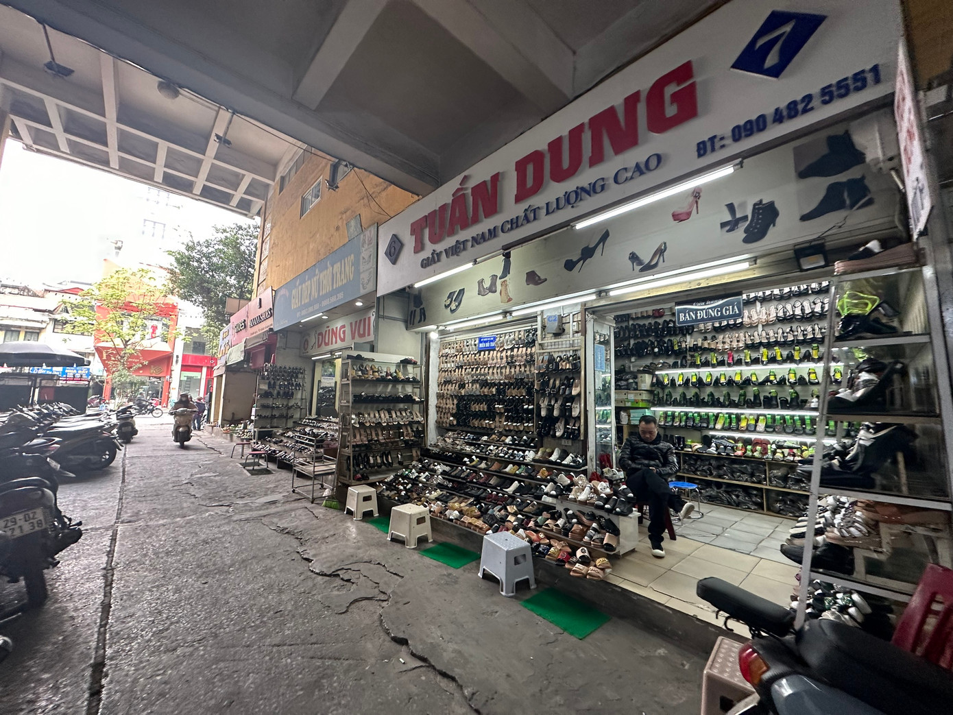 Những ki-ot đã dọn hàng thì cũng vắng khách. Mỗi quầy chỉ có 1 người trông hàng, nhiều chủ quầy không thuê nhân viên.