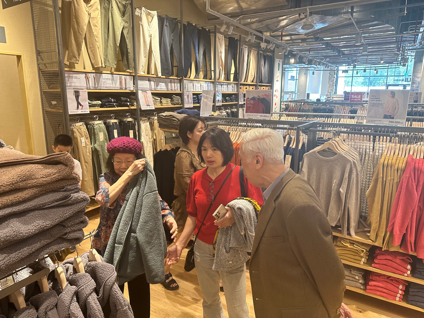 Lác đác cửa hàng có khách tham quan, mua sắm, sản phẩm tầm trung, bình dân được quan tâm hơn cả. Chị Hà Duyên (Hai Bà Trưng, Hà Nội) cho biết, dịp cuối tuần thường cho con nhỏ đi chơi tại trung thương mại, thường xuyên thấy các nhãn hàng giảm giá, chứ không chỉ trong dịp đặc biệt. Do đó, chương trình khuyến mại không còn quá hấp dẫn.