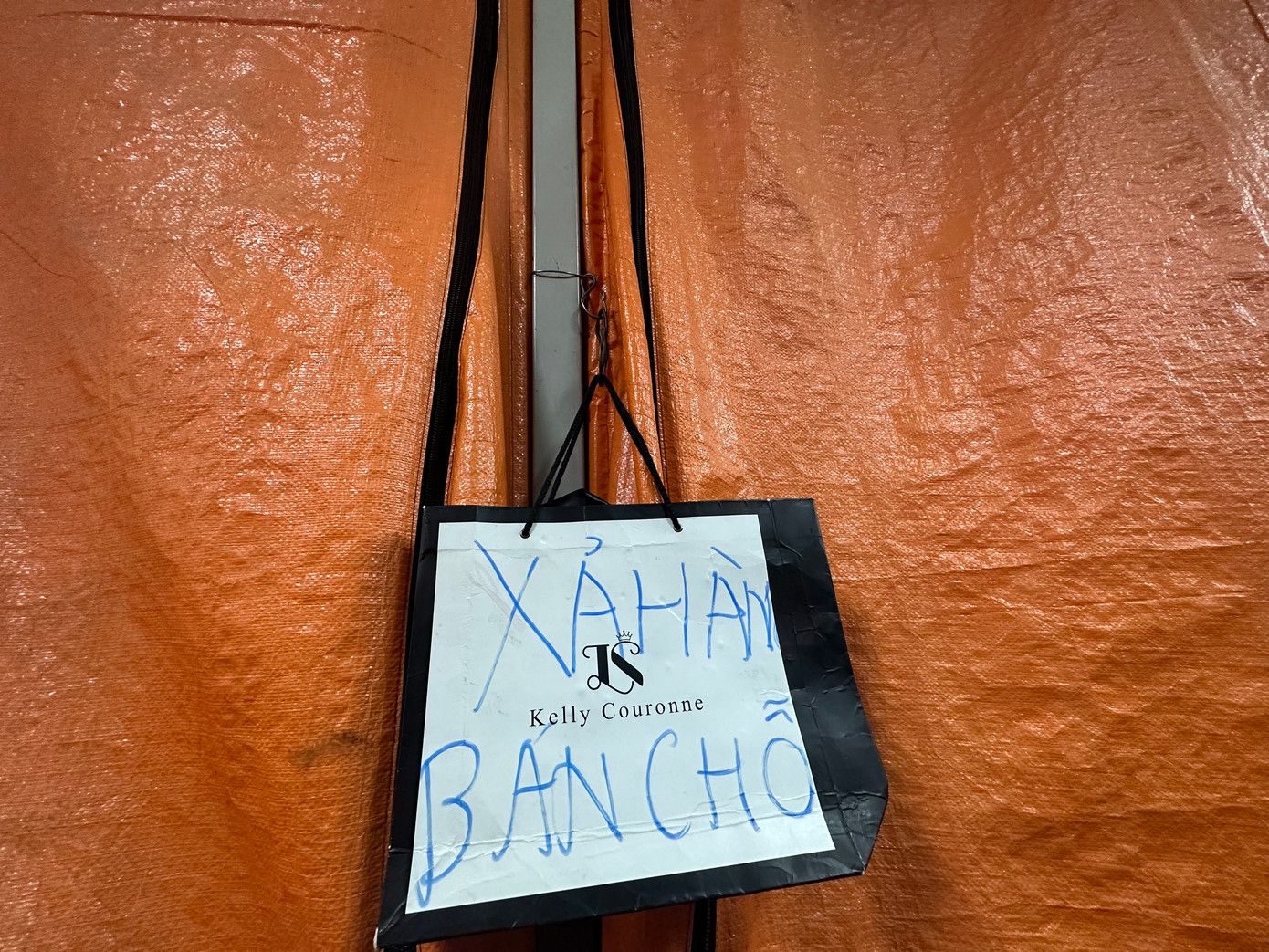 Bạt phủ kín nhiều gian hàng, tiểu thương rao sang nhượng.