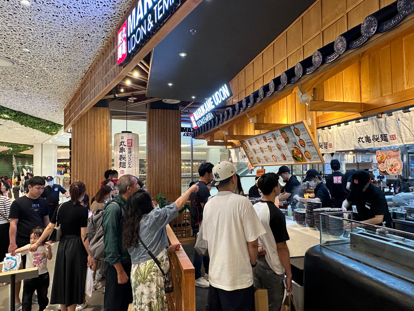 Một số nhà hàng đông khách tới mức phải xếp hàng, chờ đợi tới 30 phút mới có bàn. Các lượt khách ra, vào liên tục nối nhau, nhân viên làm việc không ngớt. Quan sát trong đầy 1 giờ tại một cửa hàng mỳ Nhật Bản, có tới cả trăm phần ăn được bán ra.