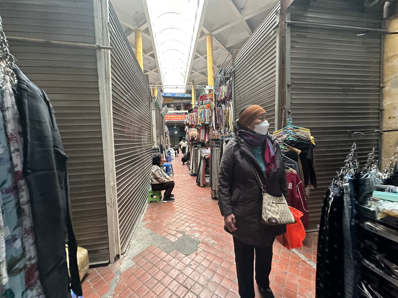 Tiểu thương lo lắng, chợ ngày càng vắng người qua lại, không thể tìm được khách mới, chỉ có thể duy trì bán cho các mối quen.